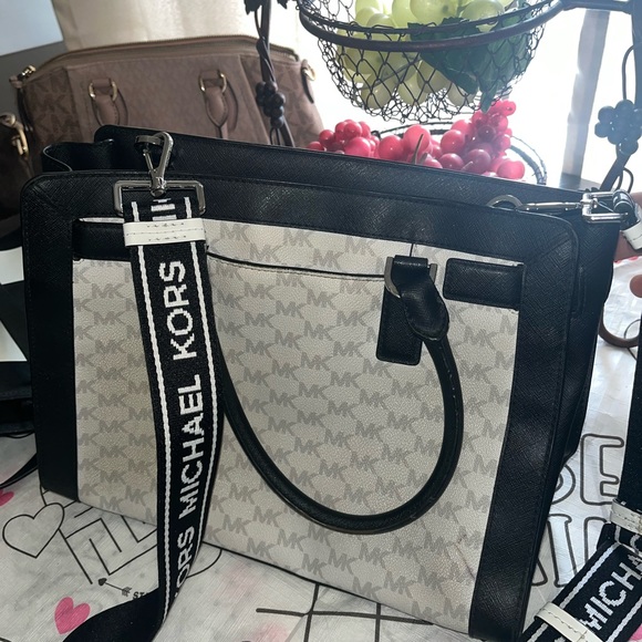 Michael Kors purse - Picture 2 of 3